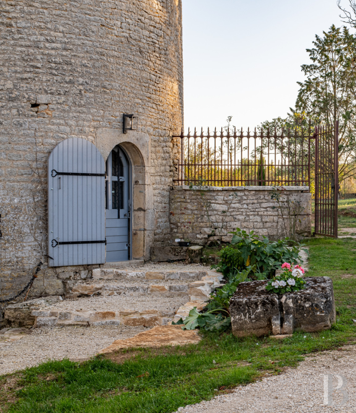 A 15th-century castle overlooking rolling farmland between Poitiers and Angoulême, in the Vienne region. - photo  n°29